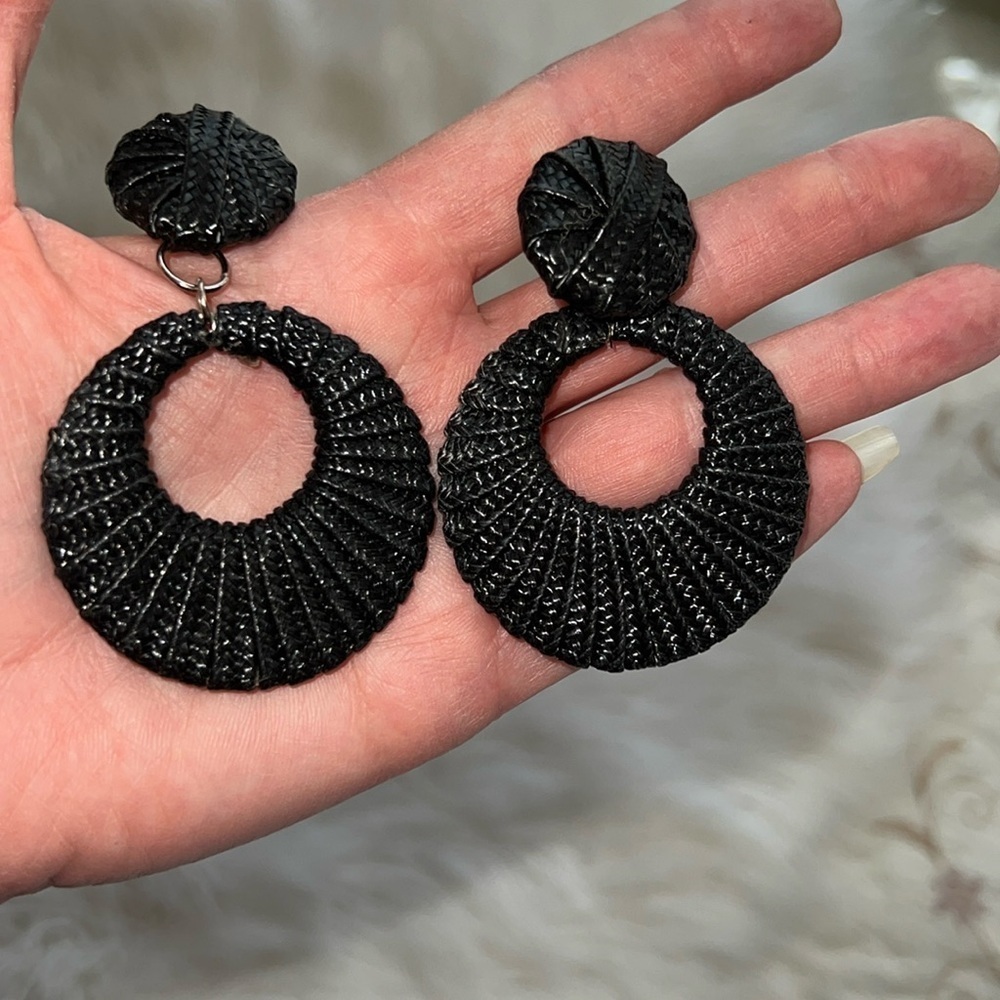 Vintage Black Round Earrings post Style